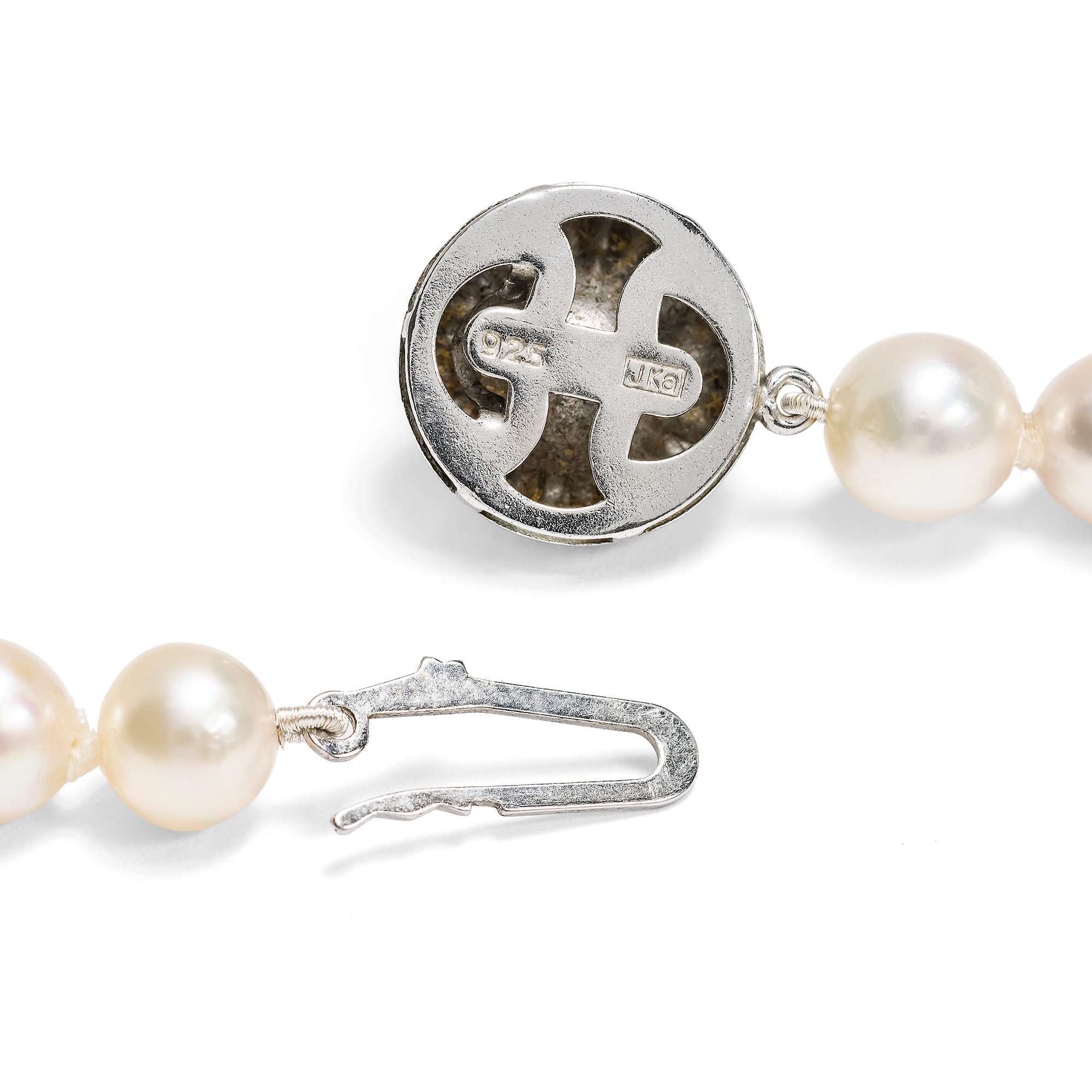 626346-hofer-antikschmuck-Lange-vintage-Perlenkette-in-Sautoirlaenge-mit-Schliesse-aus-Silber-um-1975-Ab-in-die-Oper-_4