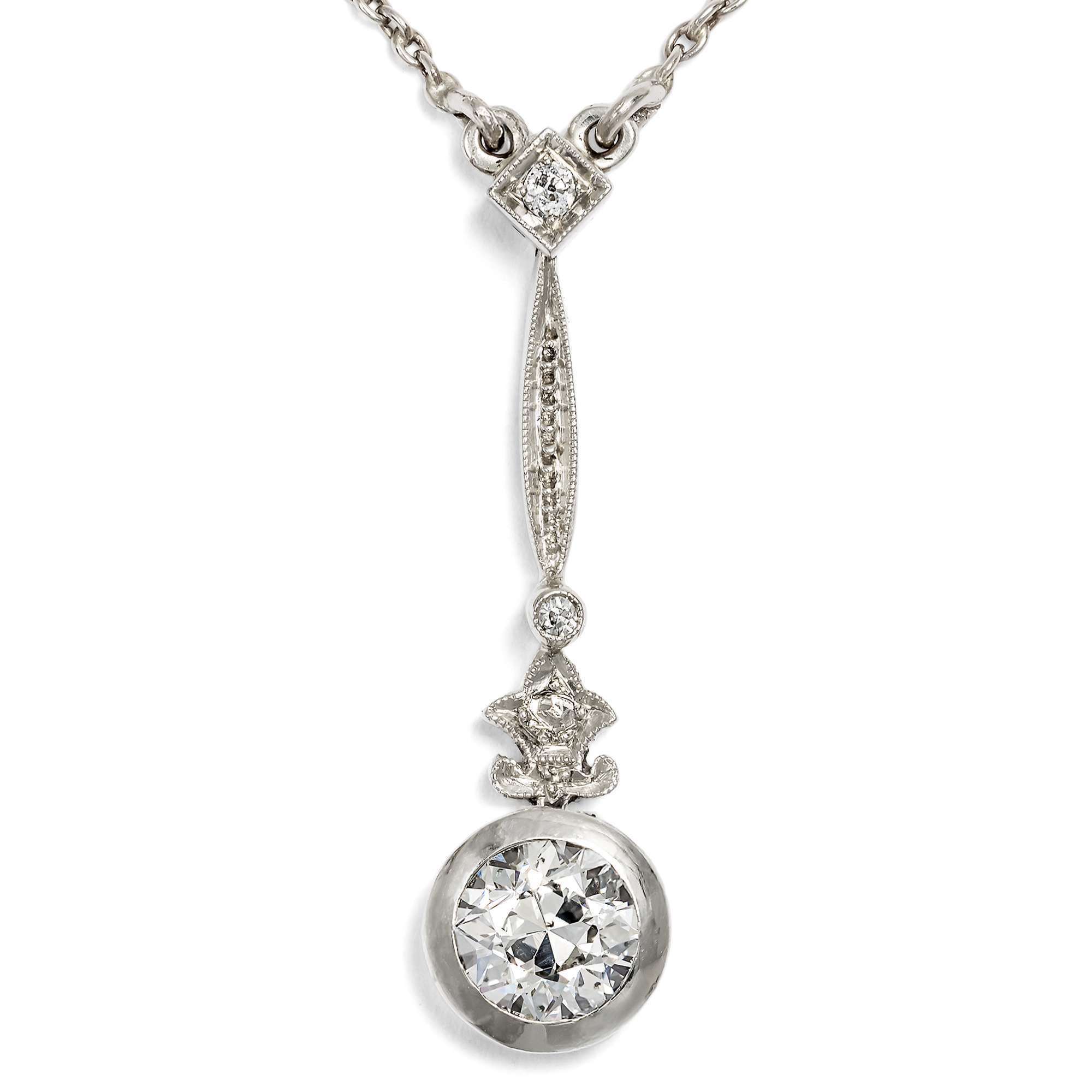 626397-hofer-antikschmuck-Zartes-Collier-aus-Weissgold-mit-einem-0-90-ct-schweren-Diamanten-im-Altschliff-um-1930-Glanzleistung