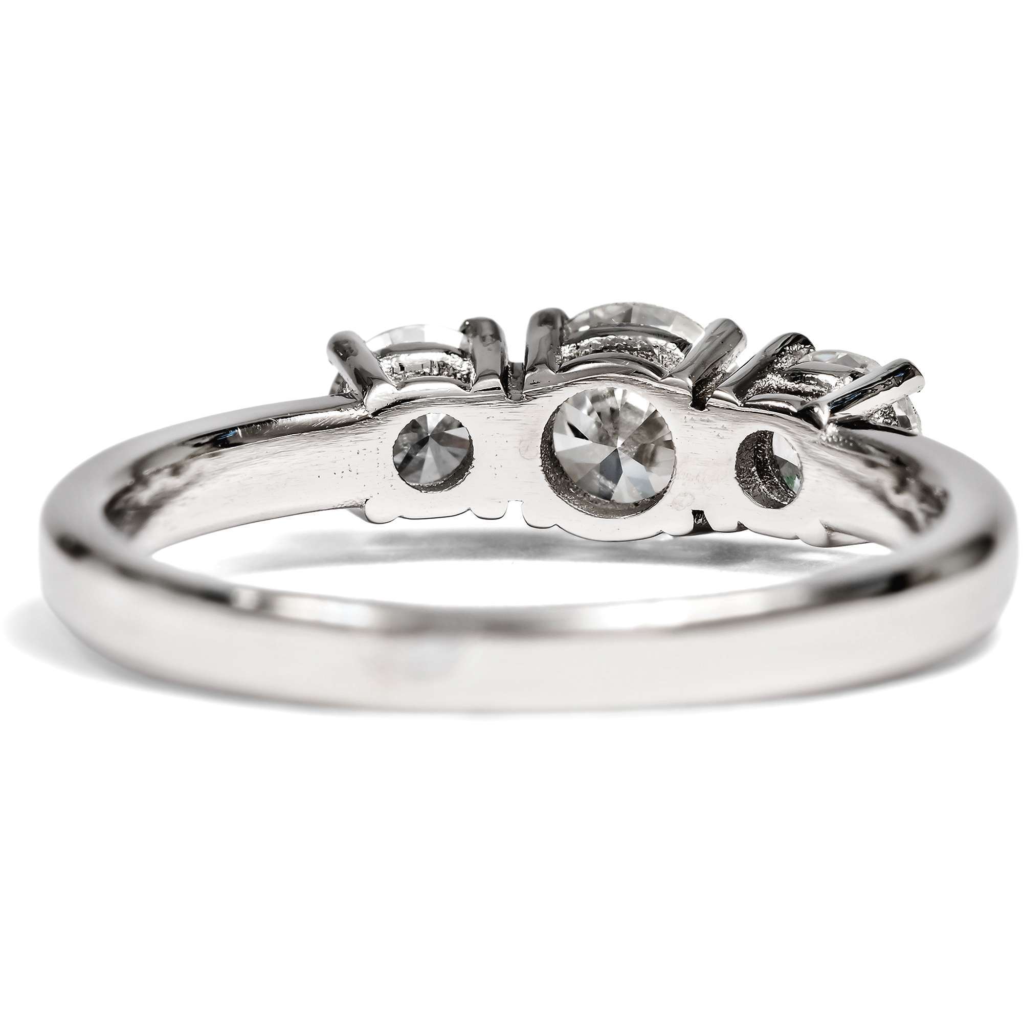 626456-hofer-antikschmuck-Ungetragener-Trilogie-Ring-mit-0-91-ct-vintage-Brillanten-in-Platin-aus-unserer-Werkstatt-Weitergabe-des-Feuers_5