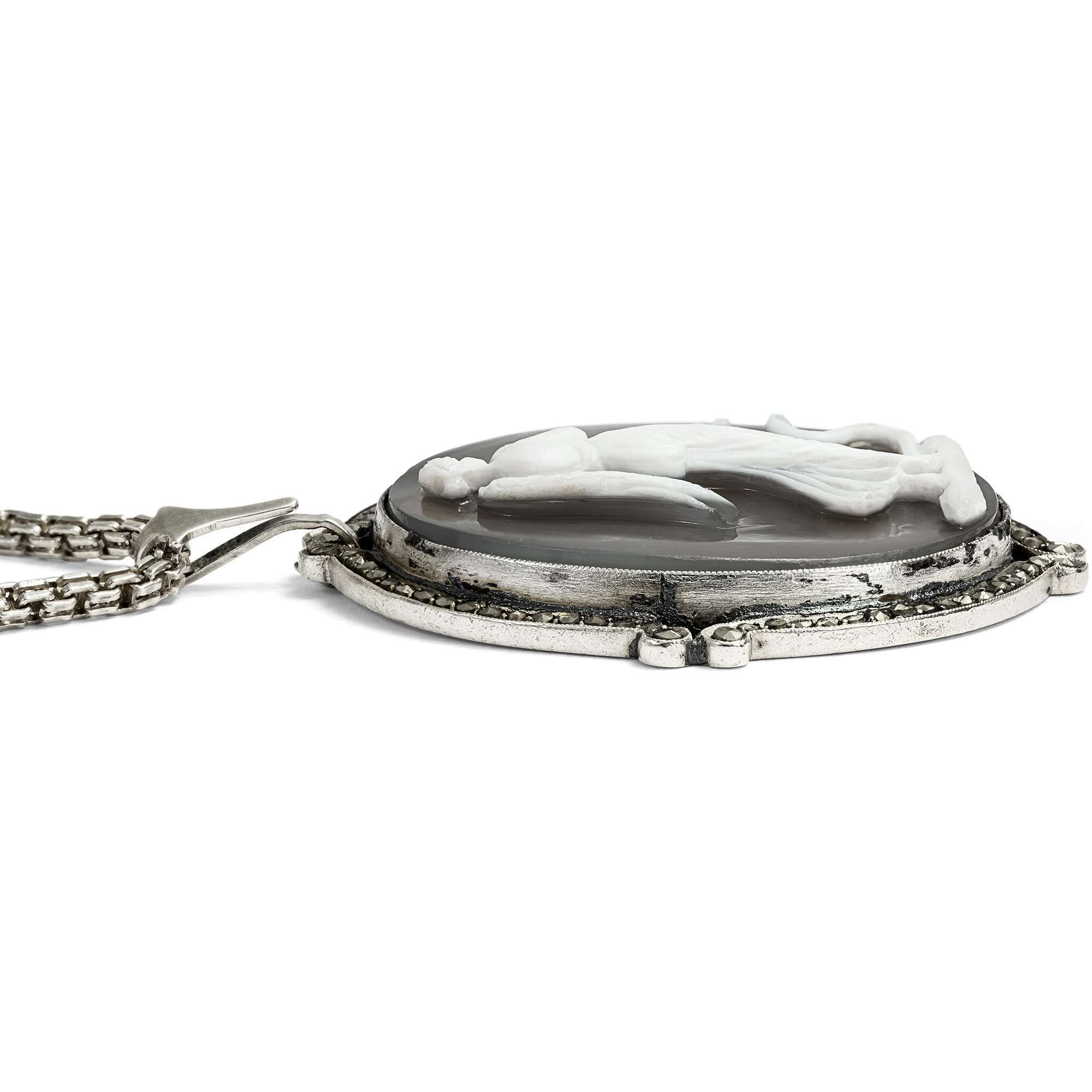 626533-hofer-antikschmuck-Qualitaetvolle-Achat-Kamee-in-Silber-als-Anhaenger-um-1930-Hygieia