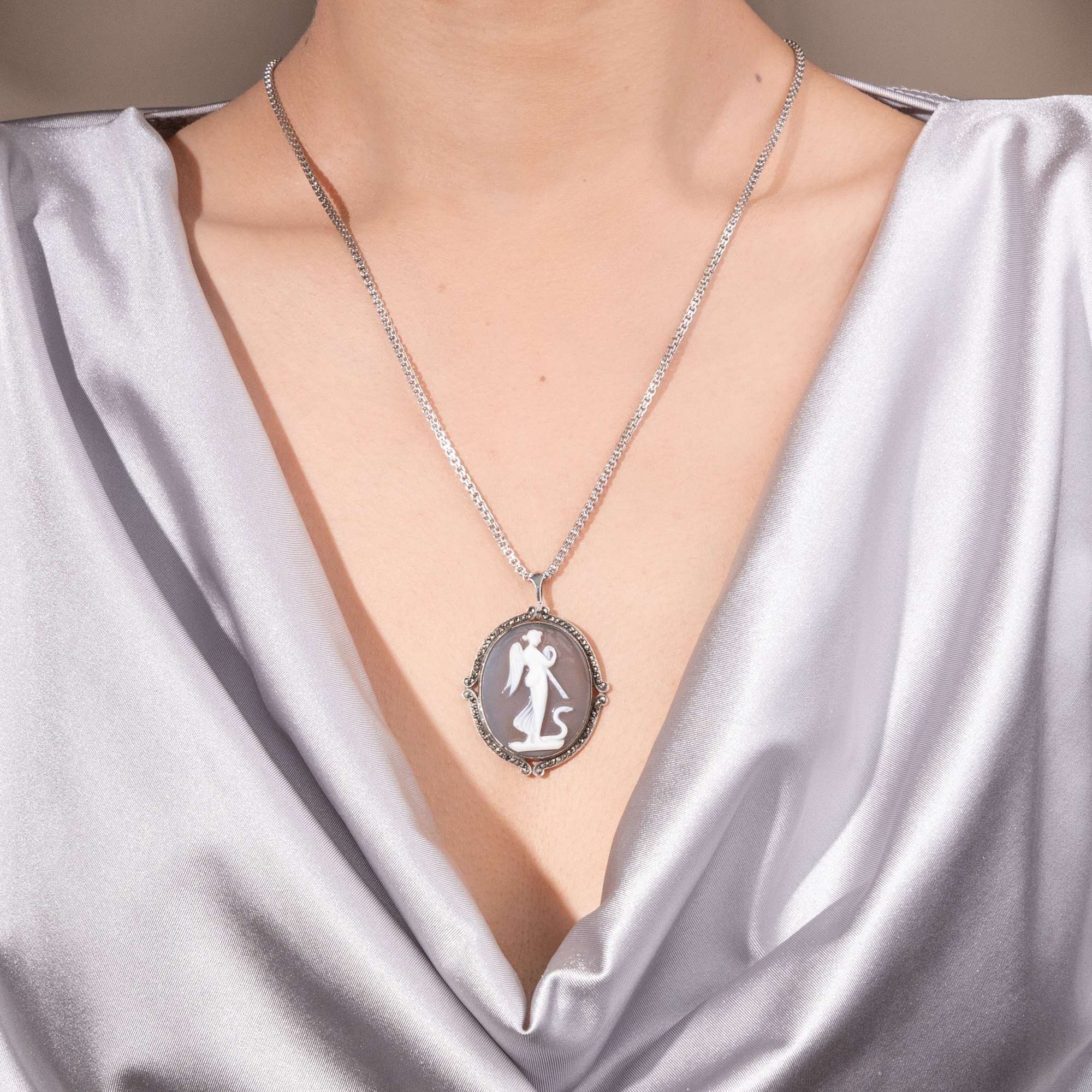 626533-hofer-antikschmuck-Qualitaetvolle-Achat-Kamee-in-Silber-als-Anhaenger-um-1930-Hygieia_6