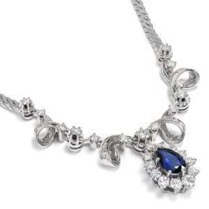 626544-hofer-antikschmuck-Hochwertiges-Collier-aus-Weissgold-blauem-Saphir-und-1-35-ct-Brillanten-Deutschland-um-1975-Mitternacht-trifft-Morgentau_1