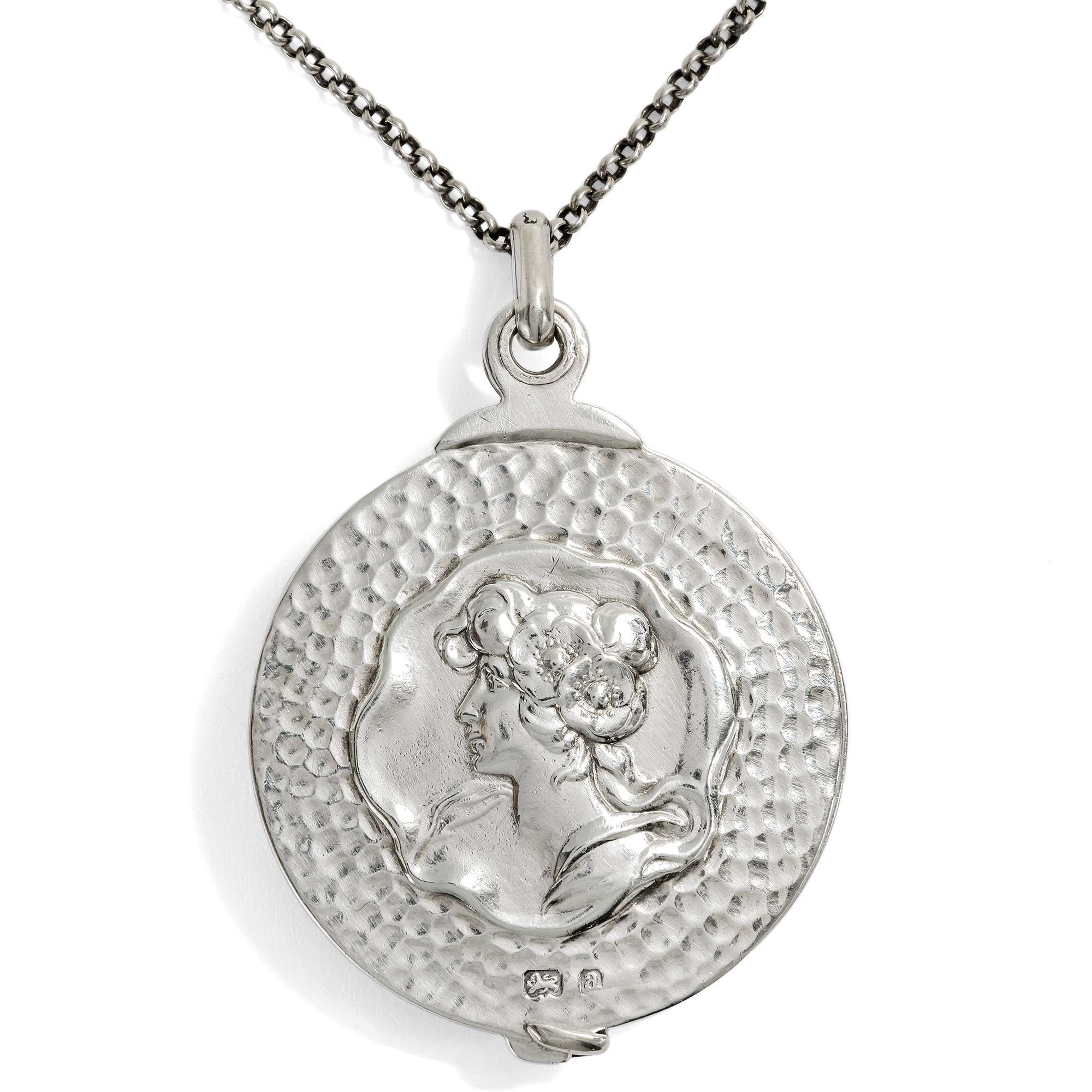 626673-hofer-antikschmuck-Antikes-Medaillon-des-Jugendstil-aus-Silber-England-datiert-1900