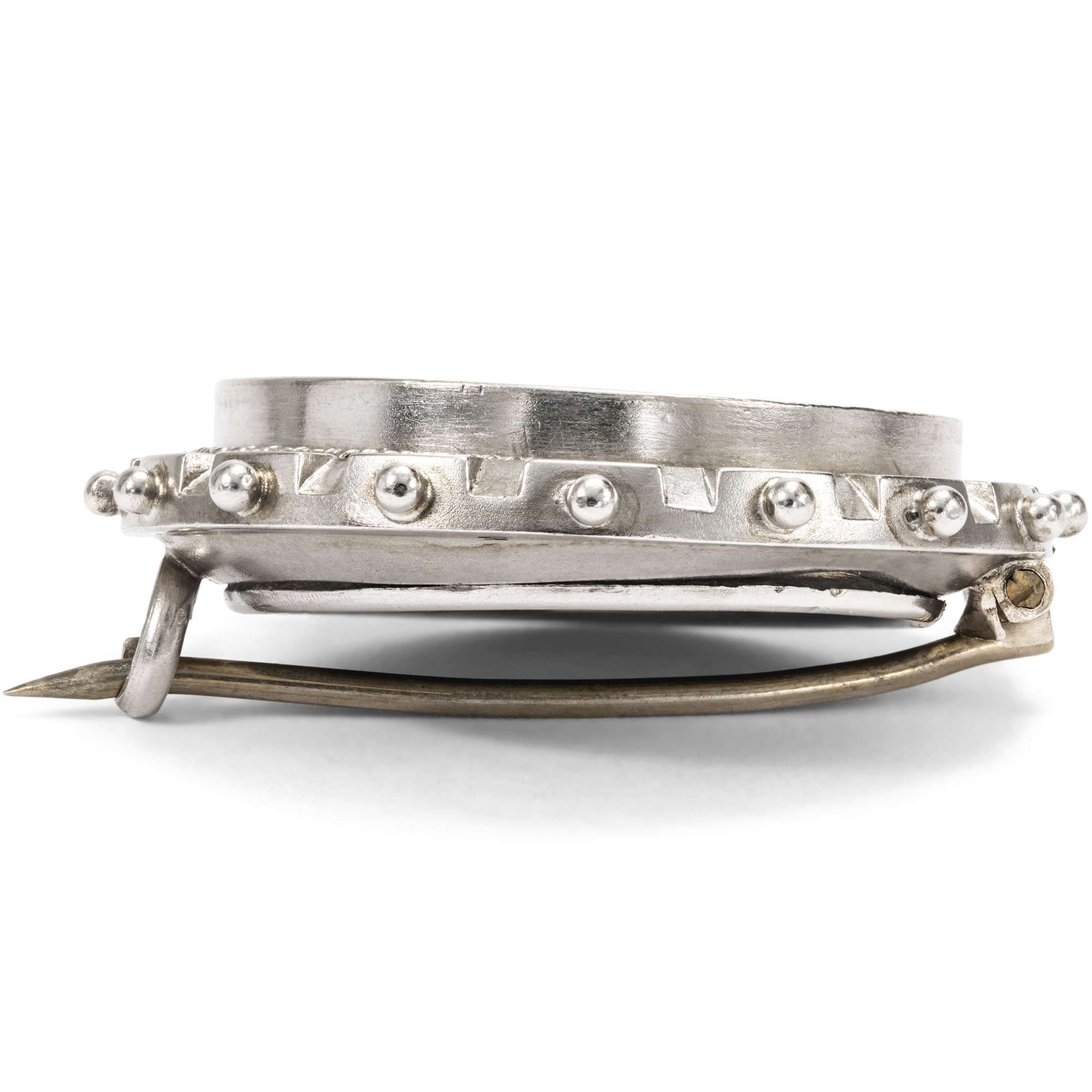 626678-hofer-antikschmuck-Prachtvolles-Aesthetic-Movement-Brosche-mit-Medaillon-aus-Silber-England-um-1880-Ausblick-nach-Japan