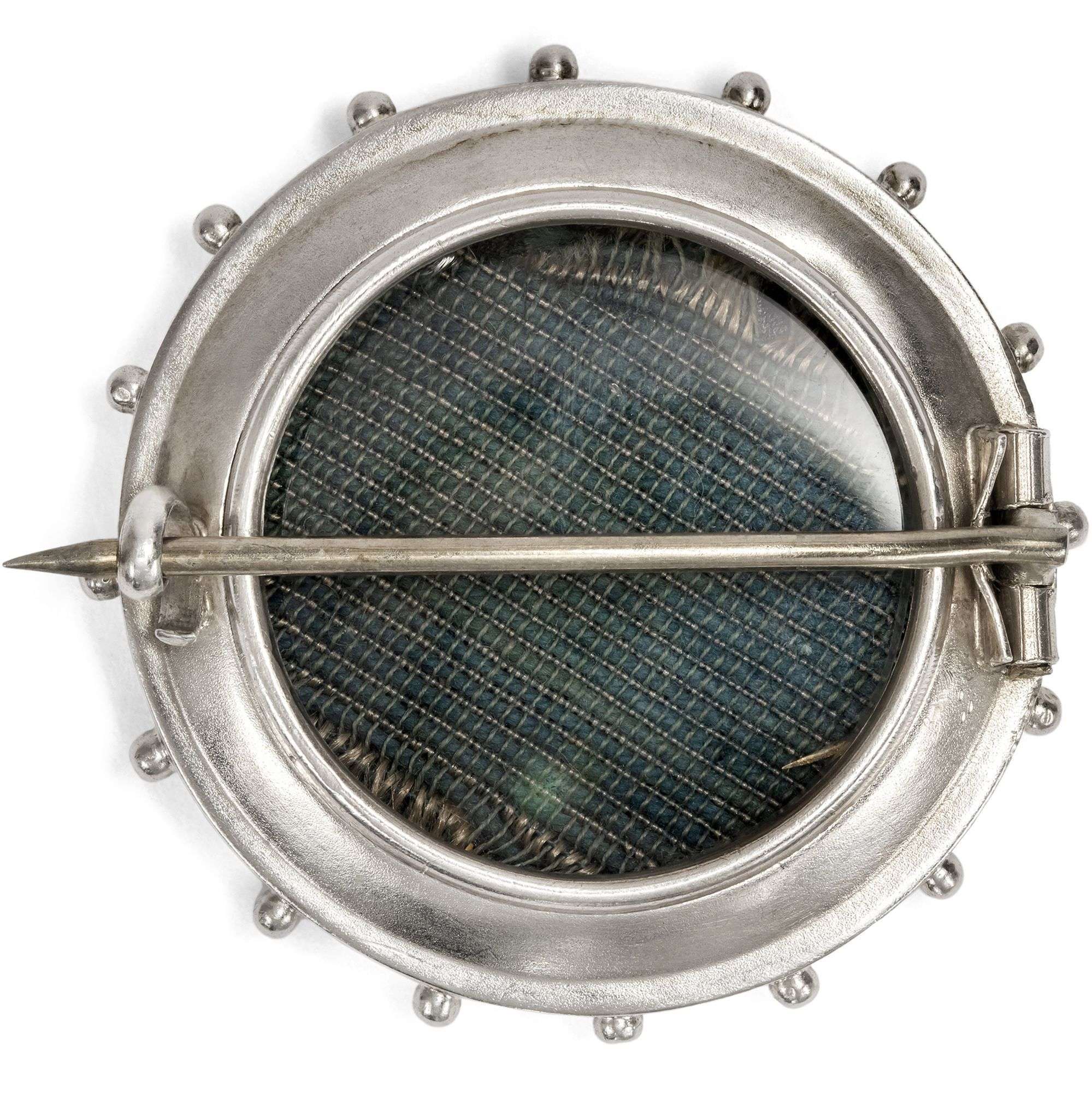 626678-hofer-antikschmuck-Prachtvolles-Aesthetic-Movement-Brosche-mit-Medaillon-aus-Silber-England-um-1880-Ausblick-nach-Japan_3