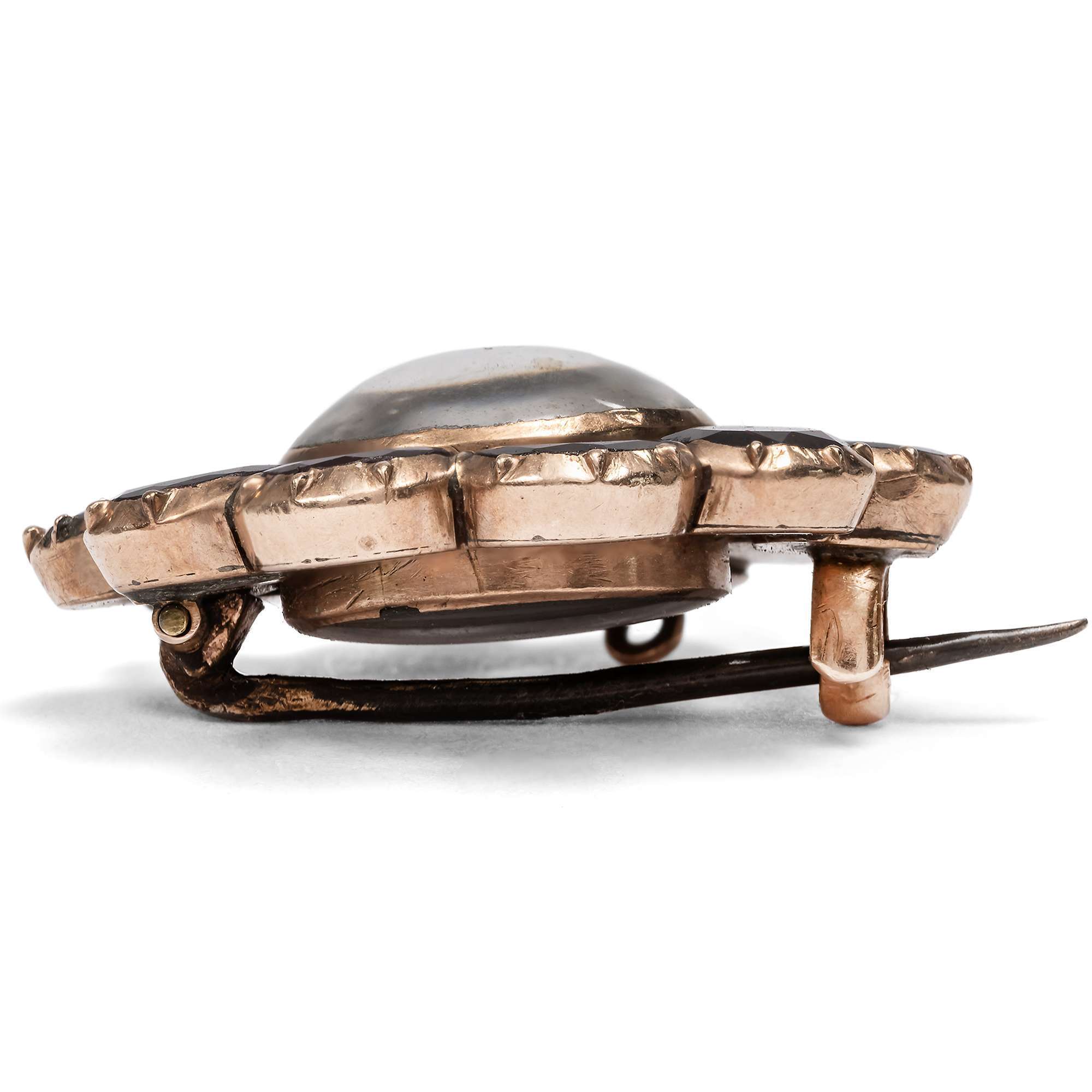 626725-hofer-antikschmuck-Antike-Brosche-mit-Haarlocke-und-foliierten-Granaten-um-1820-Das-kostbarste-Juwel