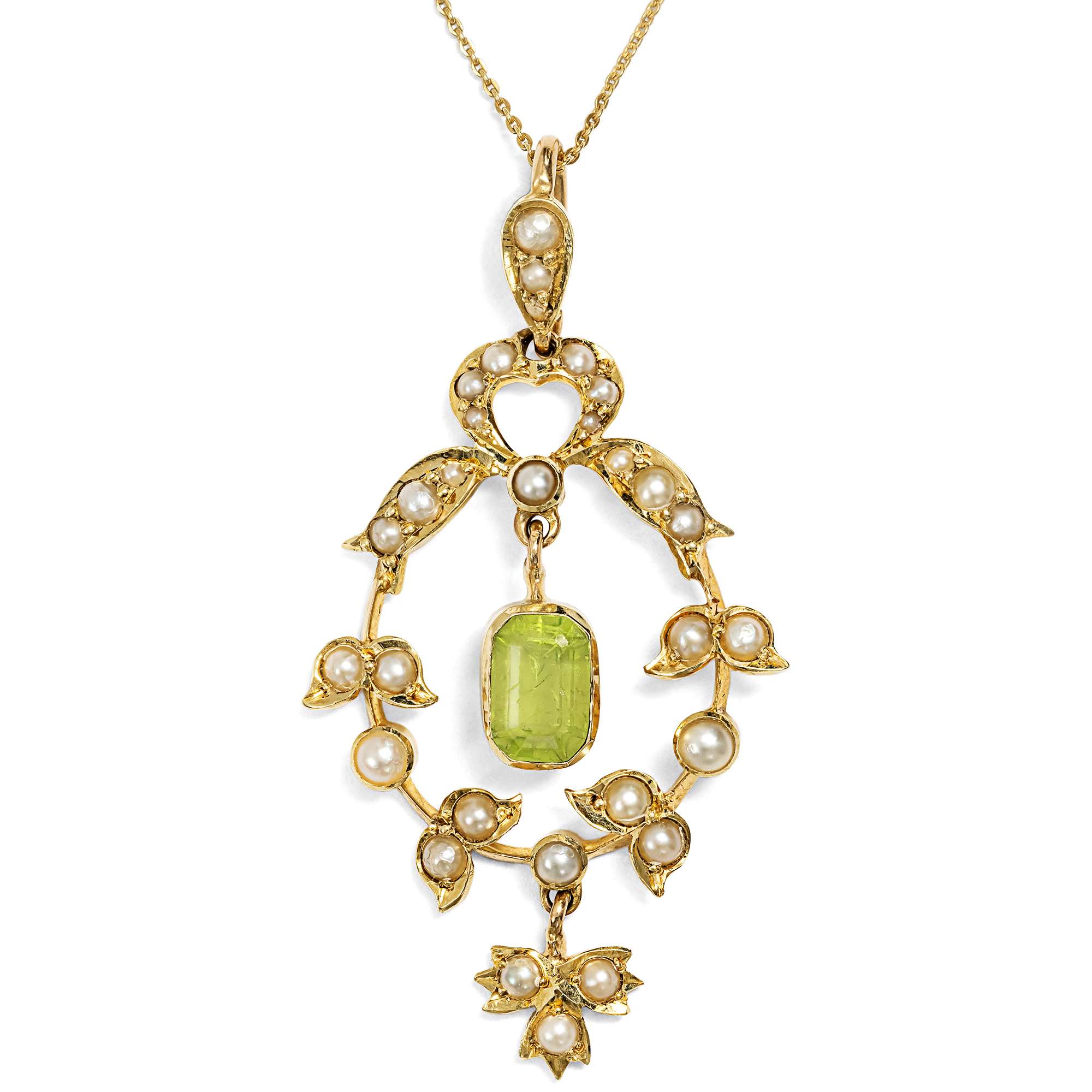 626768-hofer-antikschmuck-Goldanhaenger-aus-Edwardianischer-Zeit-mit-Peridot-und-Perlen-England-um-1905-Fruehlingslaub