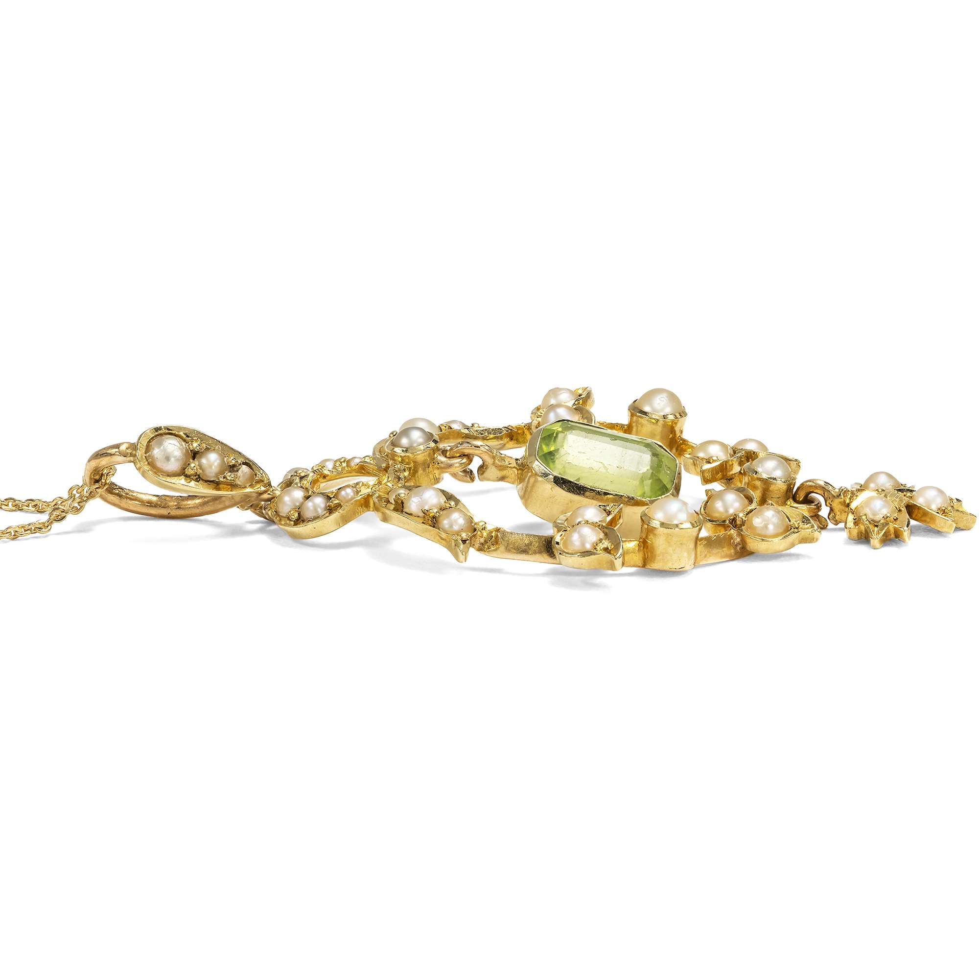 626768-hofer-antikschmuck-Goldanhaenger-aus-Edwardianischer-Zeit-mit-Peridot-und-Perlen-England-um-1905-Fruehlingslaub_1