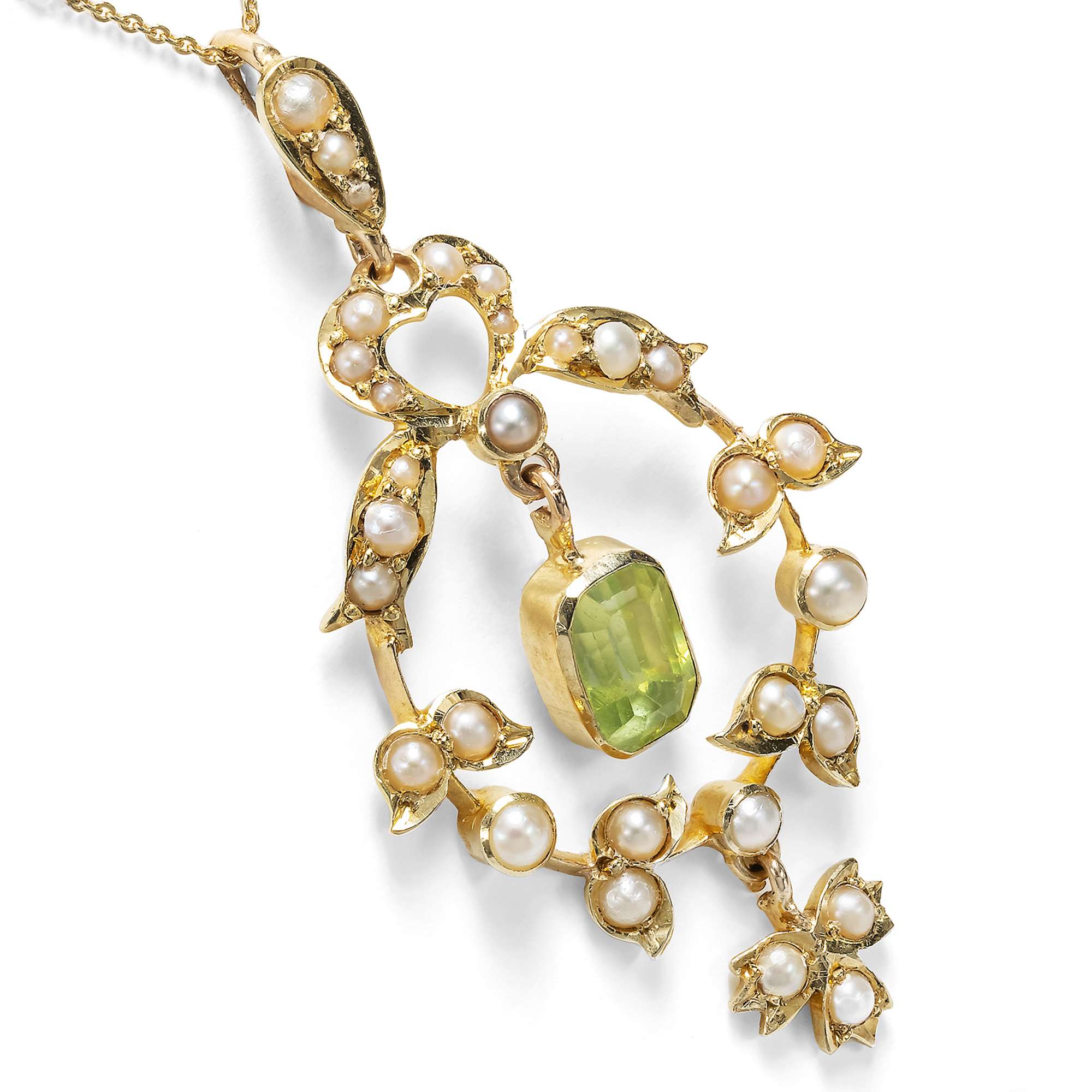 626768-hofer-antikschmuck-Goldanhaenger-aus-Edwardianischer-Zeit-mit-Peridot-und-Perlen-England-um-1905-Fruehlingslaub_3
