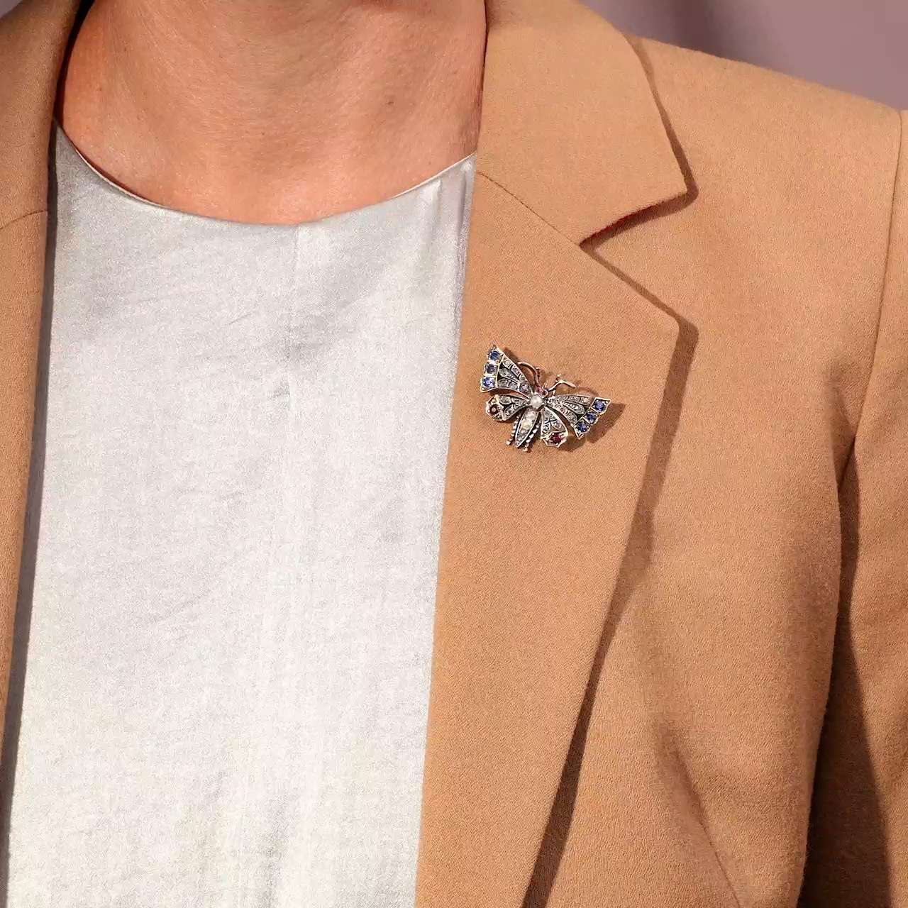 626888-hofer-antikschmuck-Viktorianischer-Schmetterling-mit-Diamanten-Rubinen-und-Saphiren-um-1890-Flatterhaft-schoen