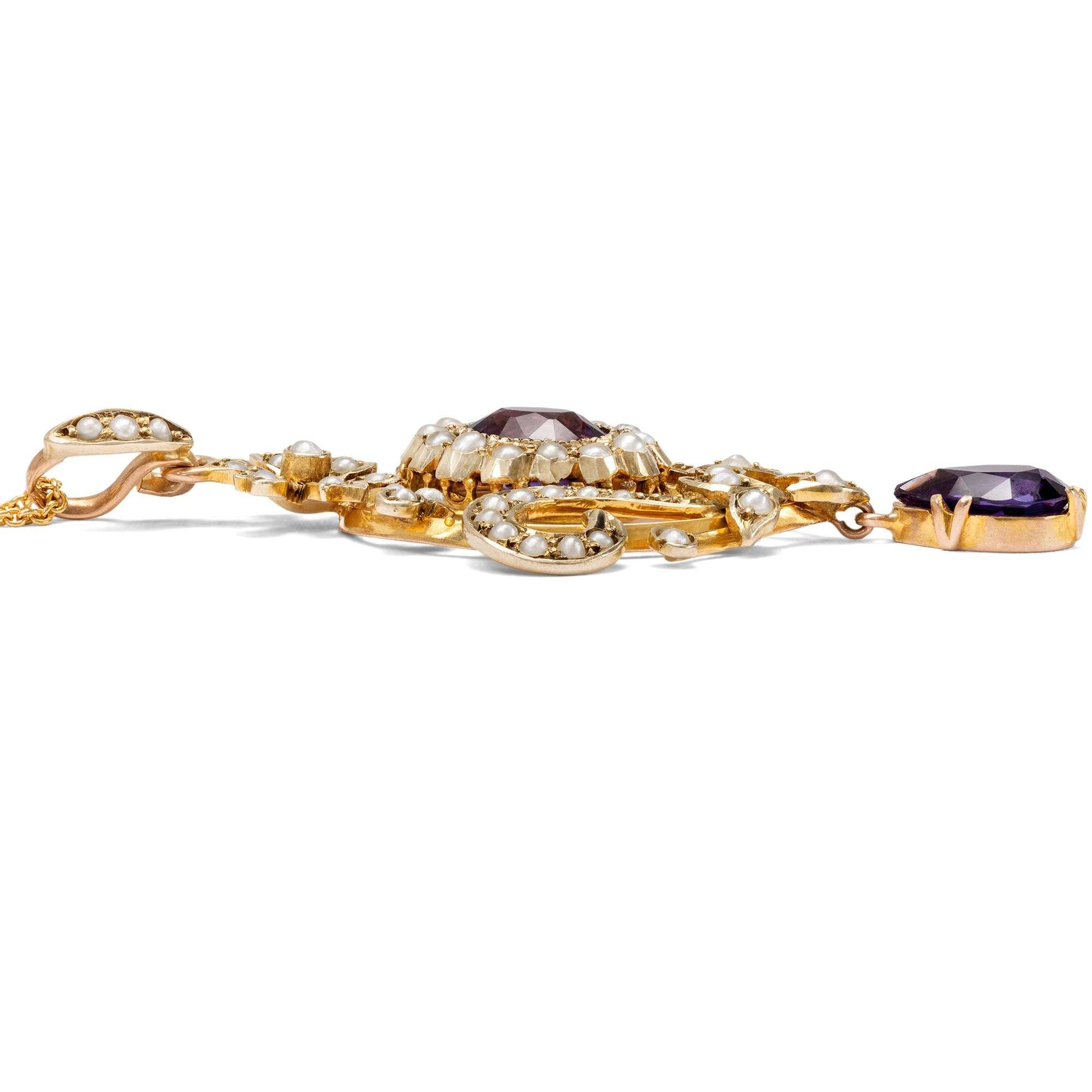 626896-hofer-antikschmuck-Antiker-Anhaenger-mit-Amethyst-und-Perlen-in-Gold-Grossbritannien-um-1910-Der-Duft-des-Flieders_1