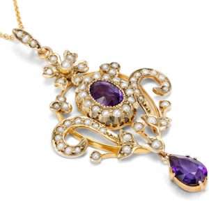 626896-hofer-antikschmuck-Antiker-Anhaenger-mit-Amethyst-und-Perlen-in-Gold-Grossbritannien-um-1910-Der-Duft-des-Flieders_3