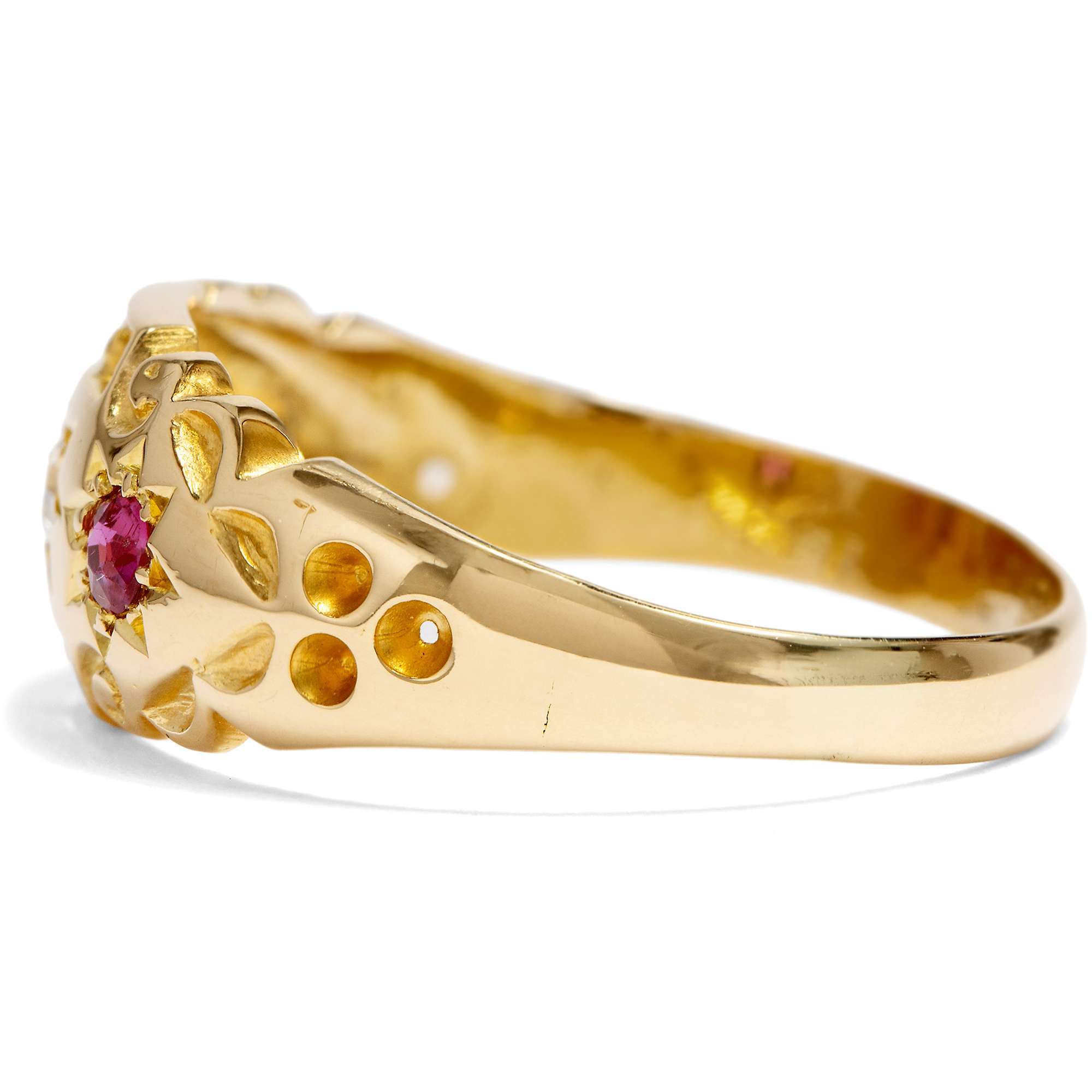 626980-hofer-antikschmuck-Antiker-englischer-Goldring-mit-Rubinen-und-Diamant-im-Altschliff-Chester-1911-Where-Rubies-Grow_2