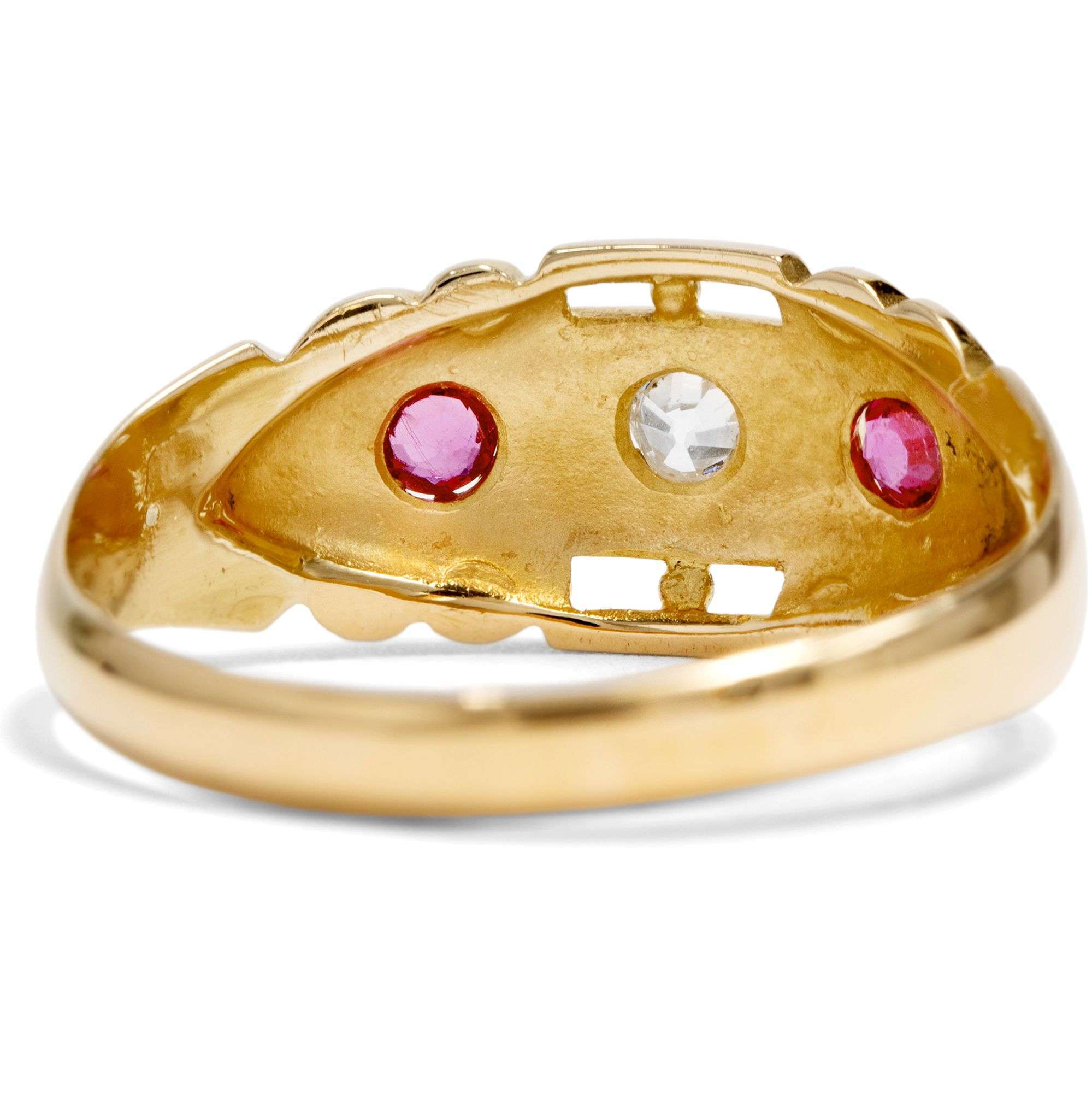 626980-hofer-antikschmuck-Antiker-englischer-Goldring-mit-Rubinen-und-Diamant-im-Altschliff-Chester-1911-Where-Rubies-Grow_5