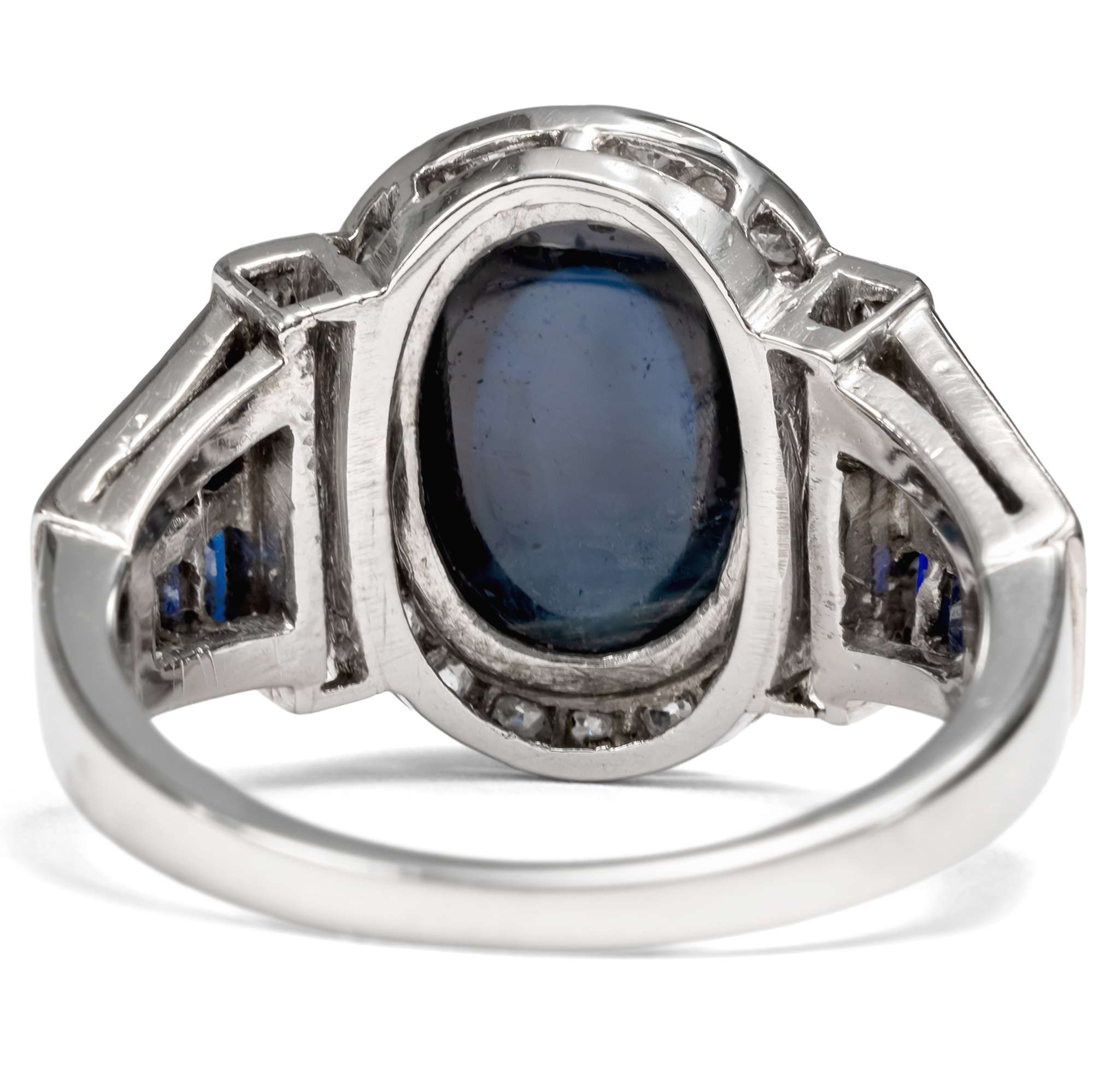 627002-hofer-antikschmuck-Antiker-Ring-mit-Saphir-und-Diamanten-in-Platin-und-Weissgold-um-1930-Saphir-trifft-Sternenstaub