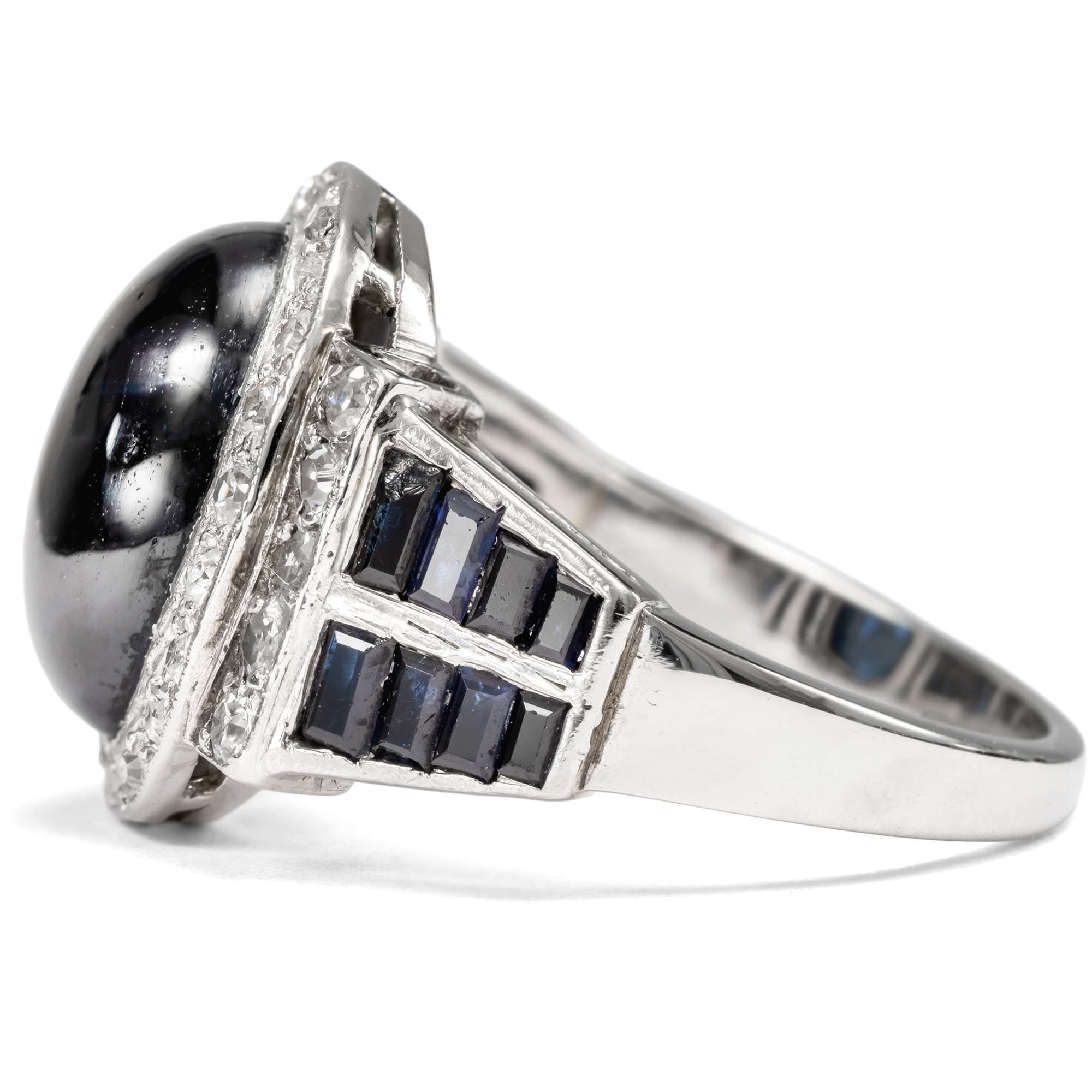 627002-hofer-antikschmuck-Antiker-Ring-mit-Saphir-und-Diamanten-in-Platin-und-Weissgold-um-1930-Saphir-trifft-Sternenstaub_4