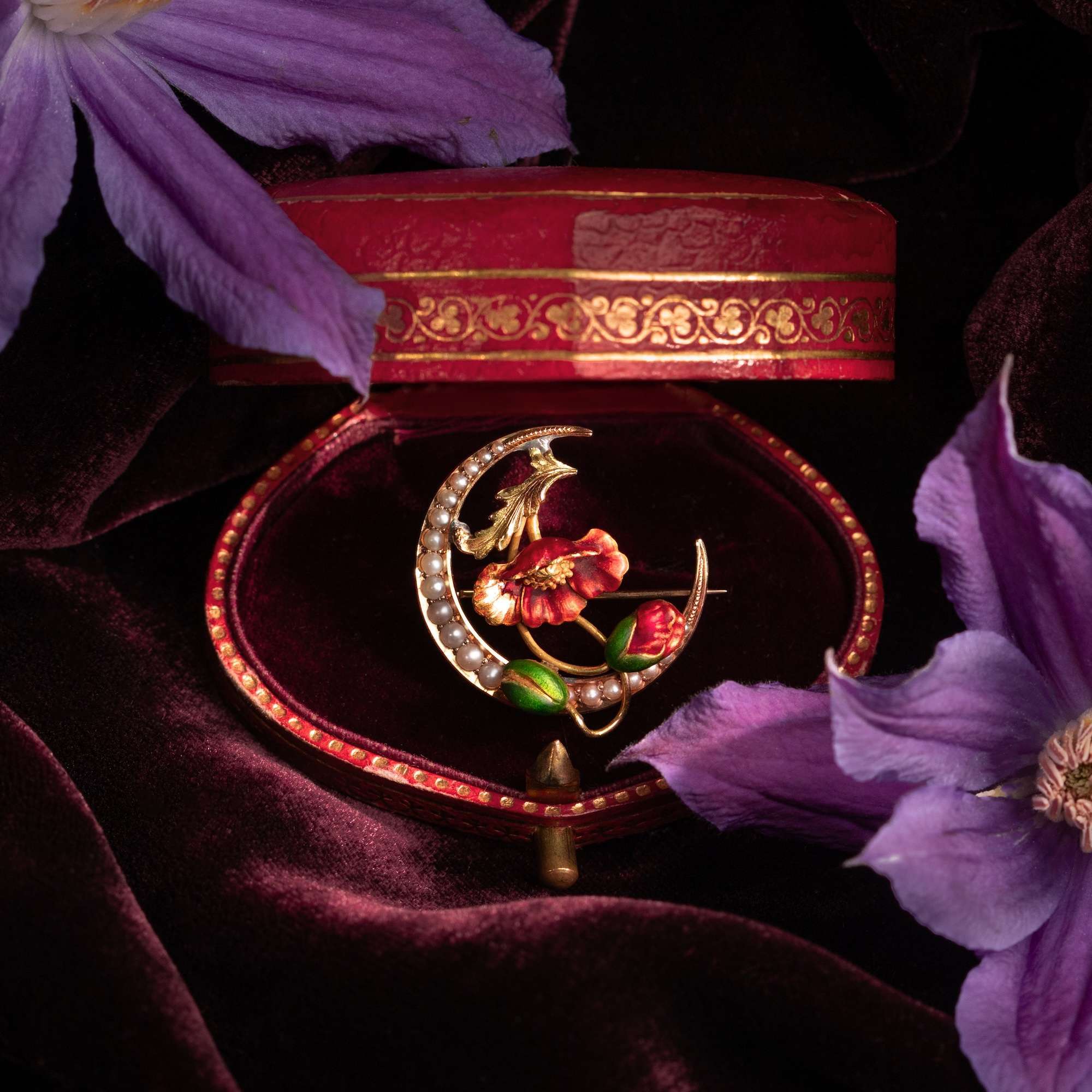 627060-hofer-antikschmuck-Antike-Mondbrosche-aus-Naturperlen-und-emailliertem-Gold-um-1900-Im-Land-der-Traeume