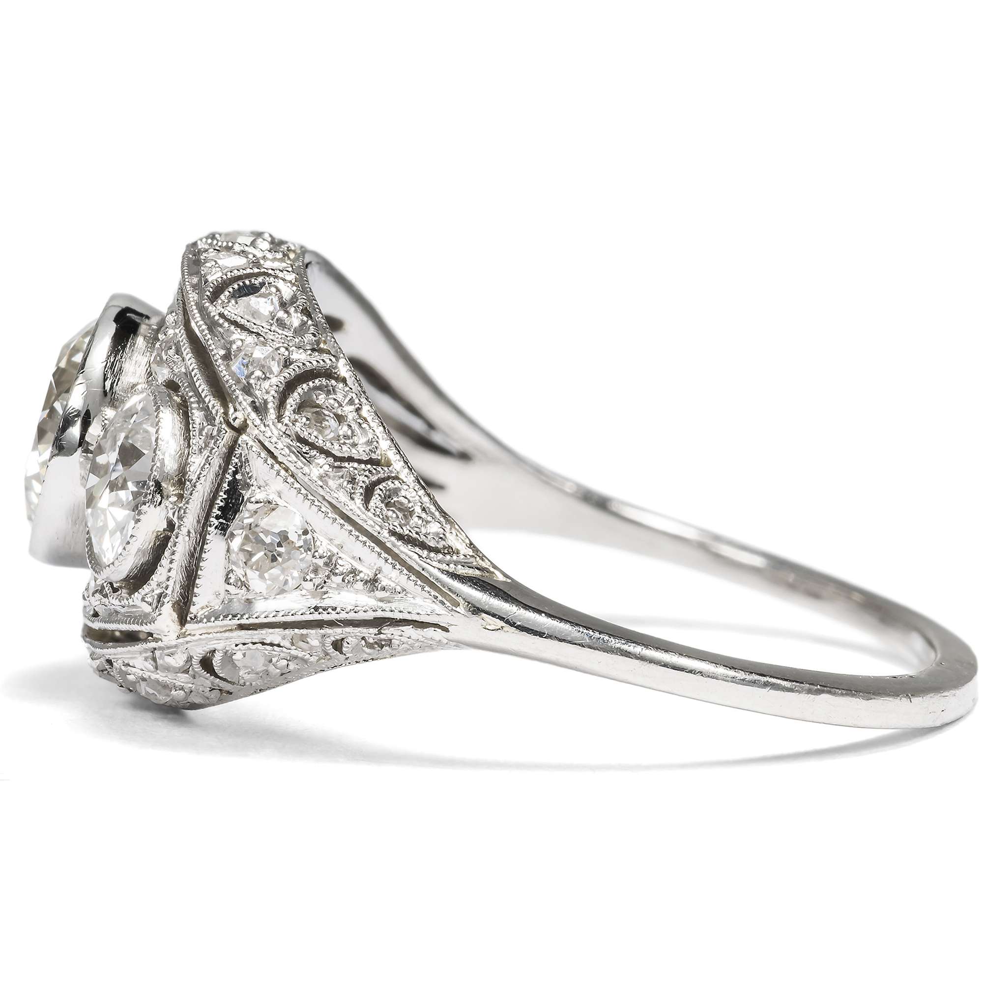 627140-hofer-antikschmuck-Hochwertiger-Boat-Ring-aus-Platin-mit-Diamanten-Deutschland-um-1925-Horizont-aus-Licht_1