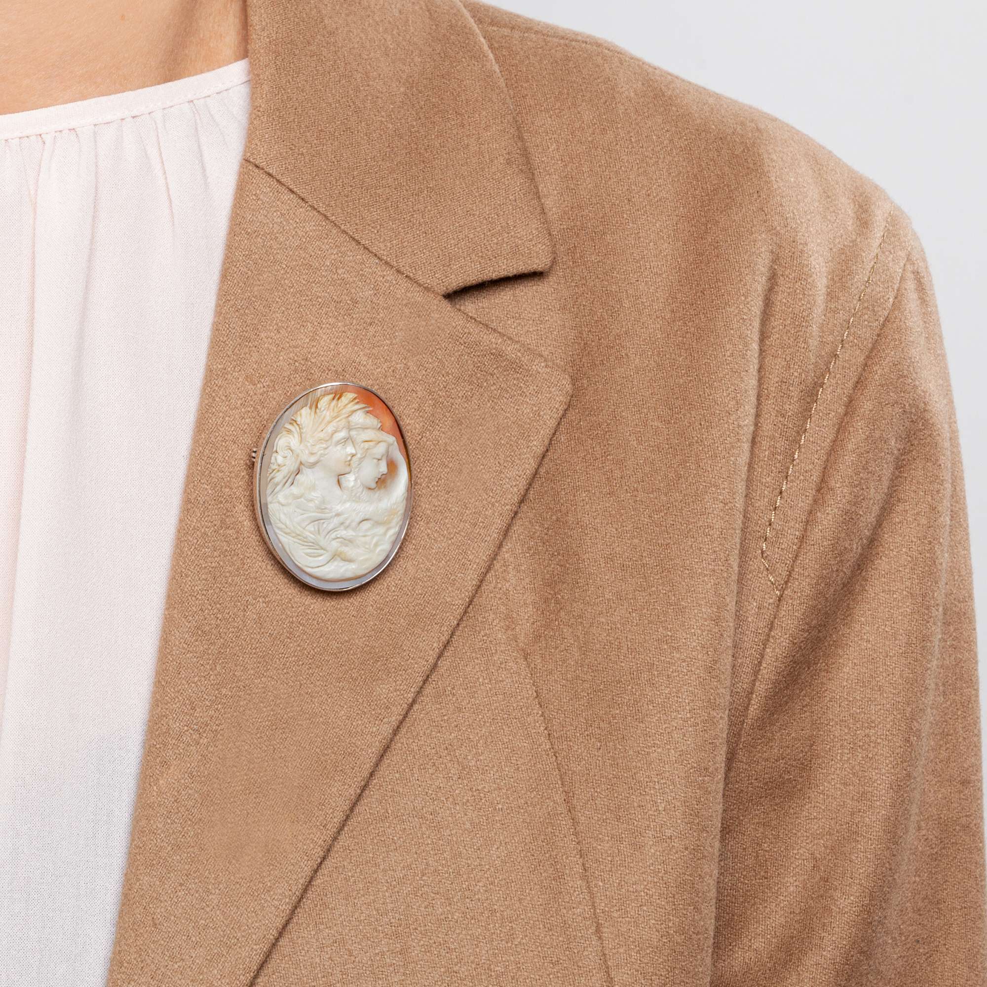 627152-hofer-antikschmuck-Seltene-Muschelkamee-der-Goettinen-Ceres-und-Omphale-als-Brosche-um-1880-und-spaeter-Zwei-starke-Frauen_3