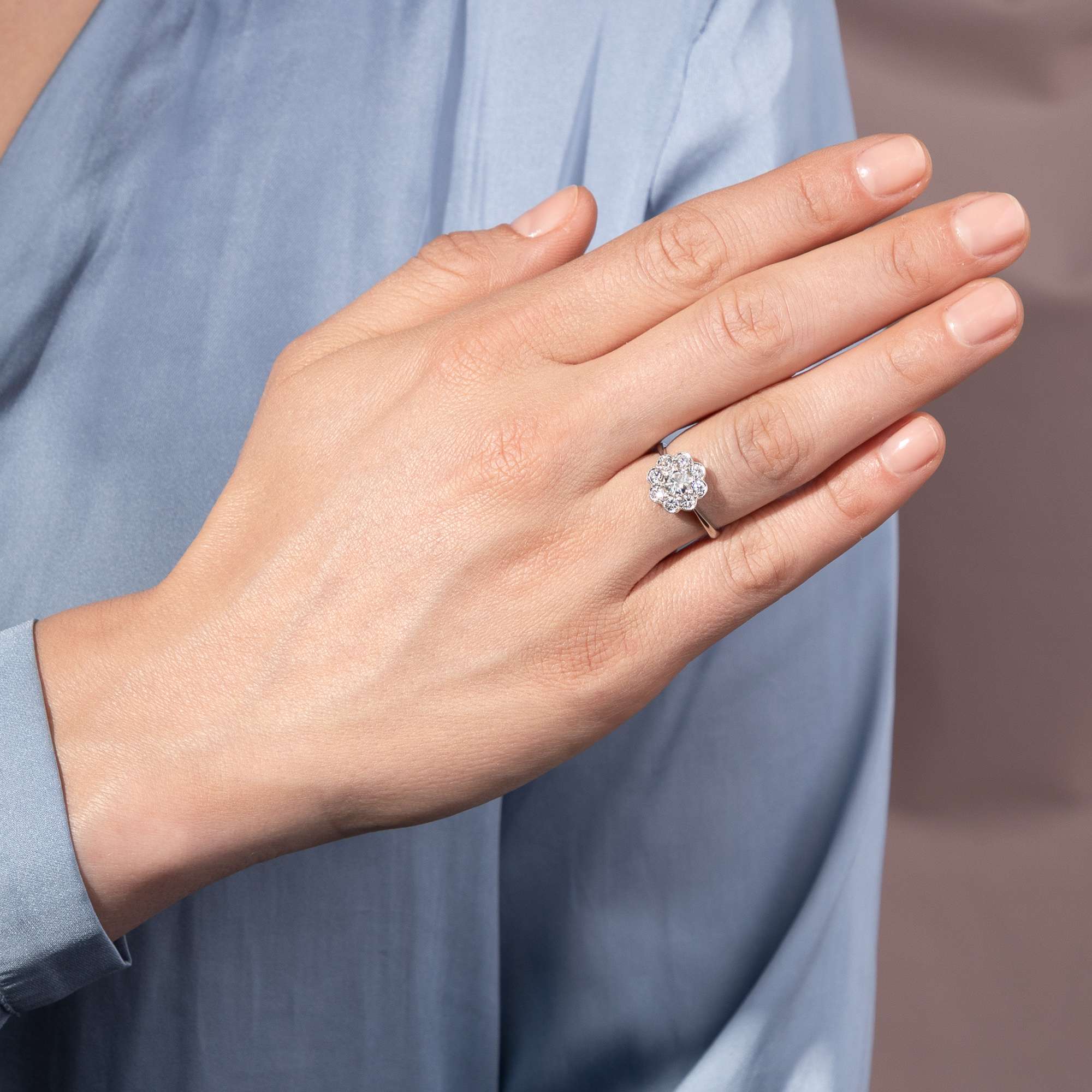 627221-hofer-antikschmuck-Nachhaltiger-Bluetenring-mit-vintage-Brillanten-in-Platin-aus-unserer-Werkstatt-Blumensprache