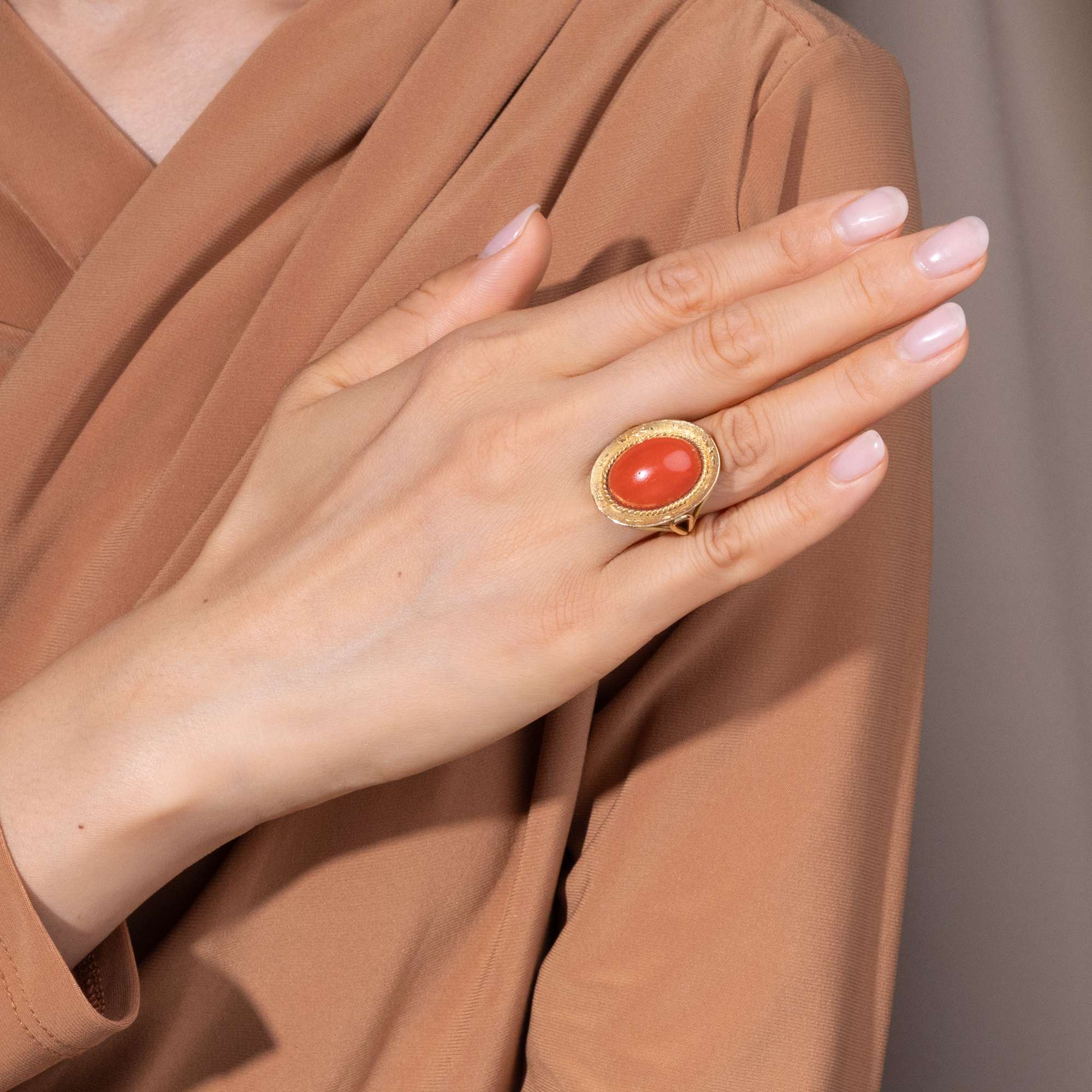 627273-hofer-antikschmuck-Auffallender-Ring-aus-Gold-mit-grosser-Mittelmeerkoralle-Italien-um-1965-Bella-Figura