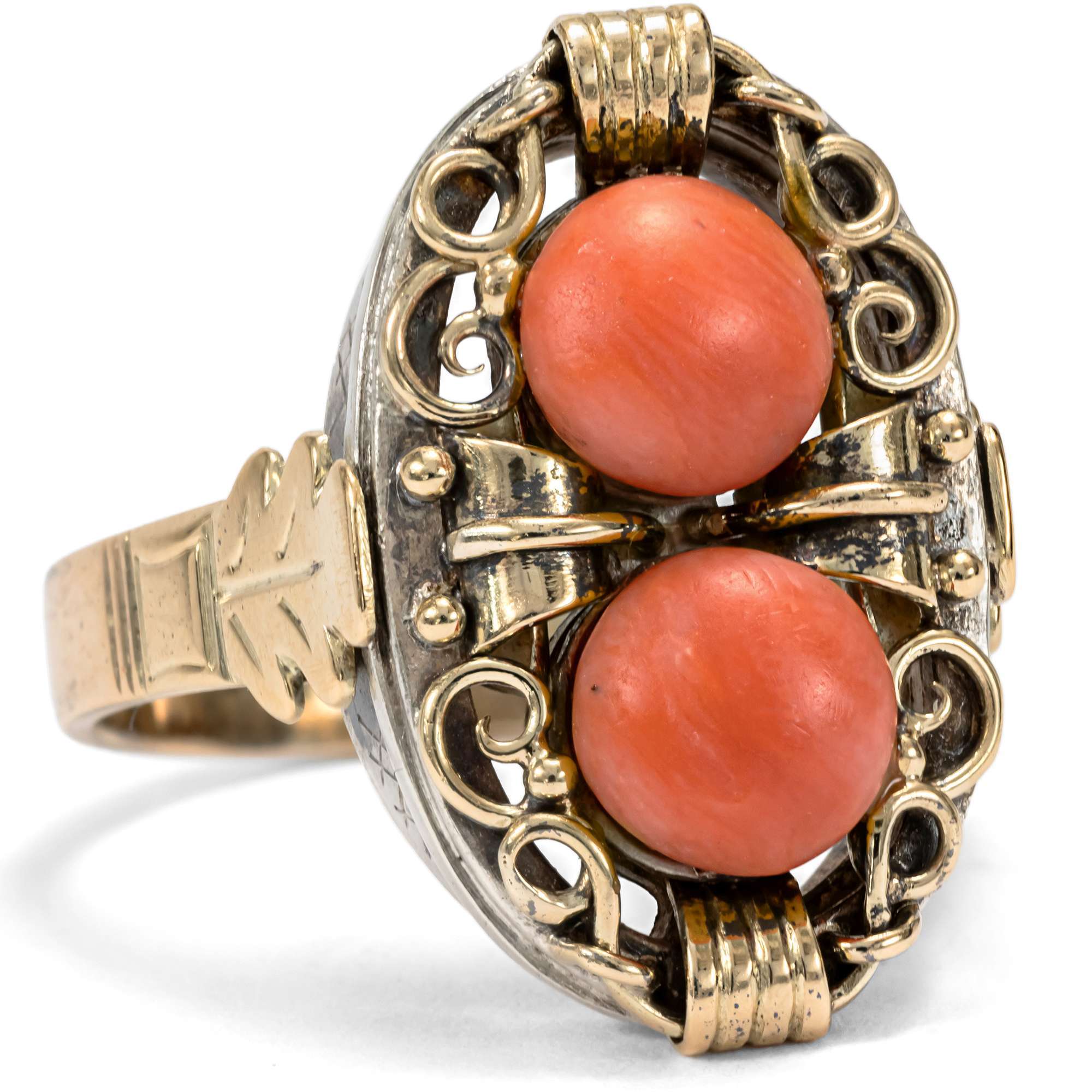 627296-hofer-antikschmuck-Ungewoehnlicher-Ring-aus-Gold-und-Silber-mit-italienischen-Korallen-Deutschland-um-1935-Deutscher-Wald-trifft-Tyrrhenisches-Meer