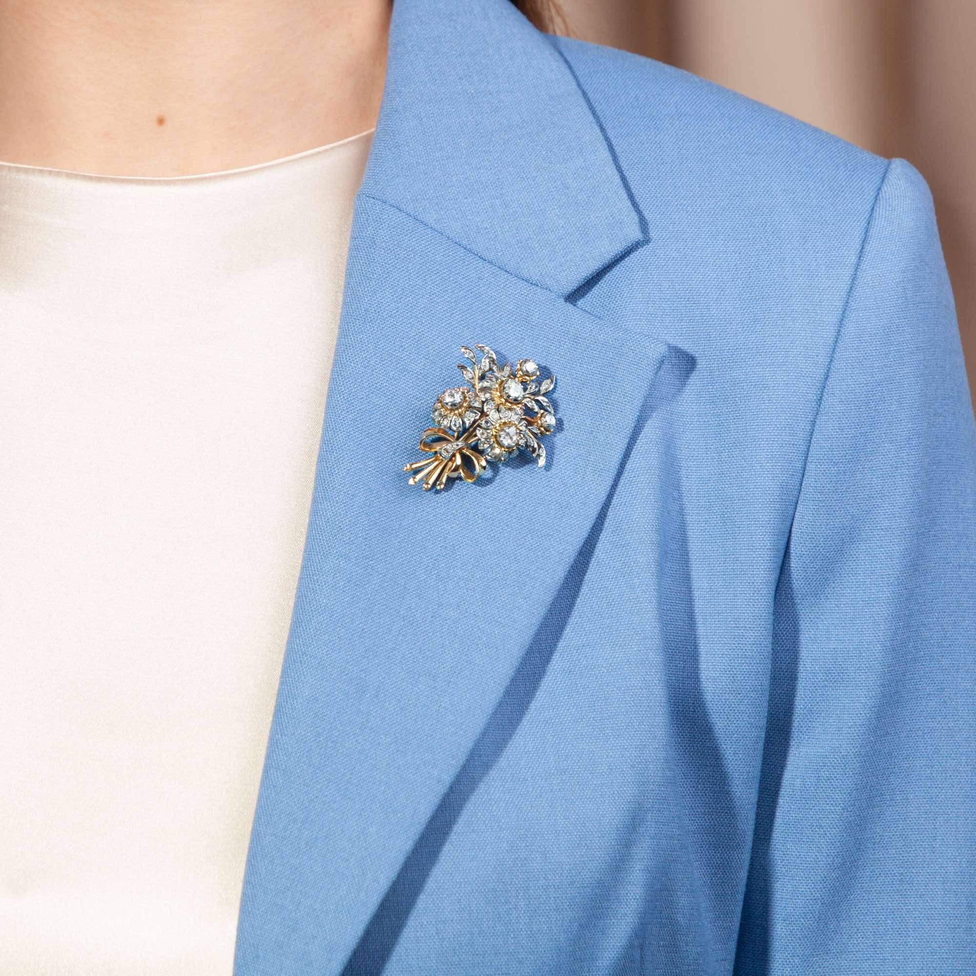 627783-hofer-antikschmuck-Kostbare-Brosche-aus-Gold-und-Weissgold-mit-1-60-ct-Diamantrosen-um-1960-Kein-Verwelken-in-Sicht