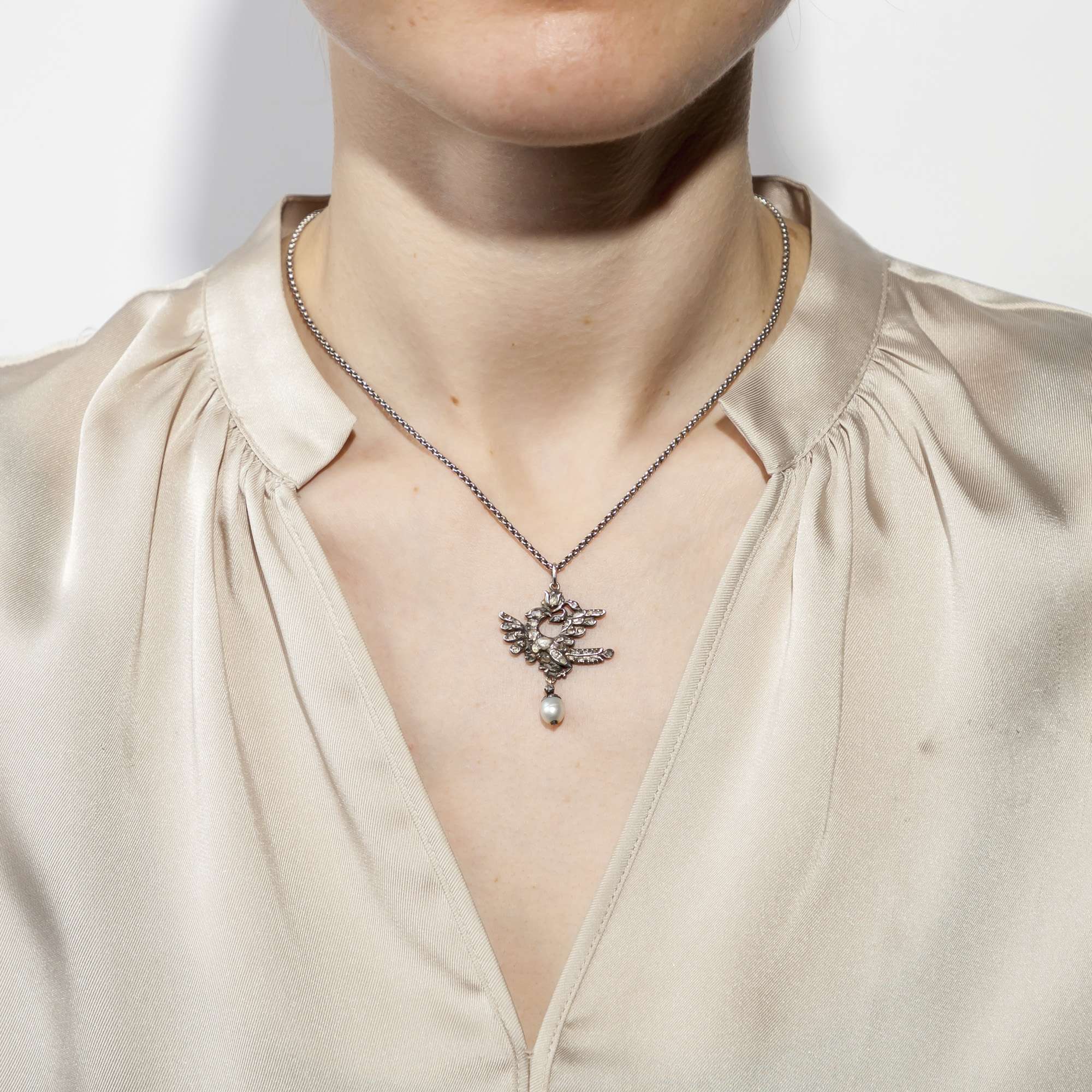 627786-hofer-antikschmuck-Ungewoehnlicher-Anhaenger-mit-Diamantrosen-und-Perle-2-Haelfte-19-Jh-Mysterioeser-Begleiter_5